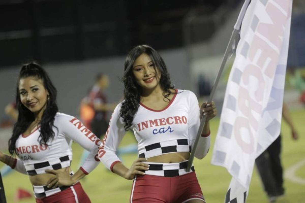 ¡Regresó la colocha! Las espectaculares mujeres que endulzan el repechaje en Honduras