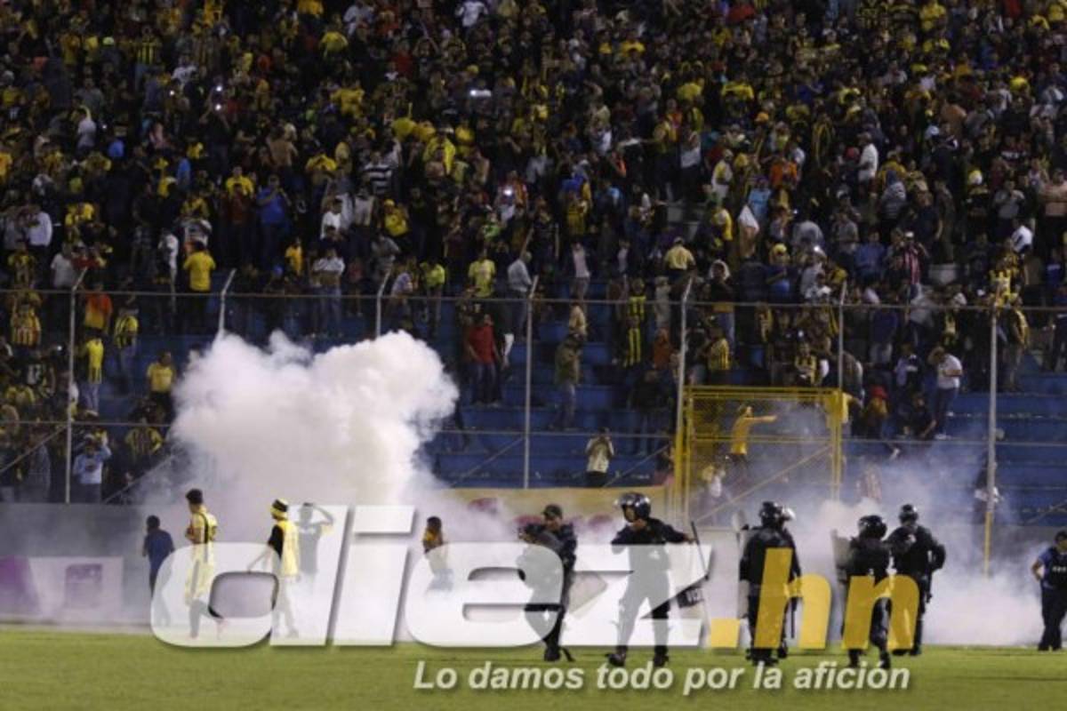 Impactantes imágenes: Terror y drama en el estadio Morazán tras actos vandálicos