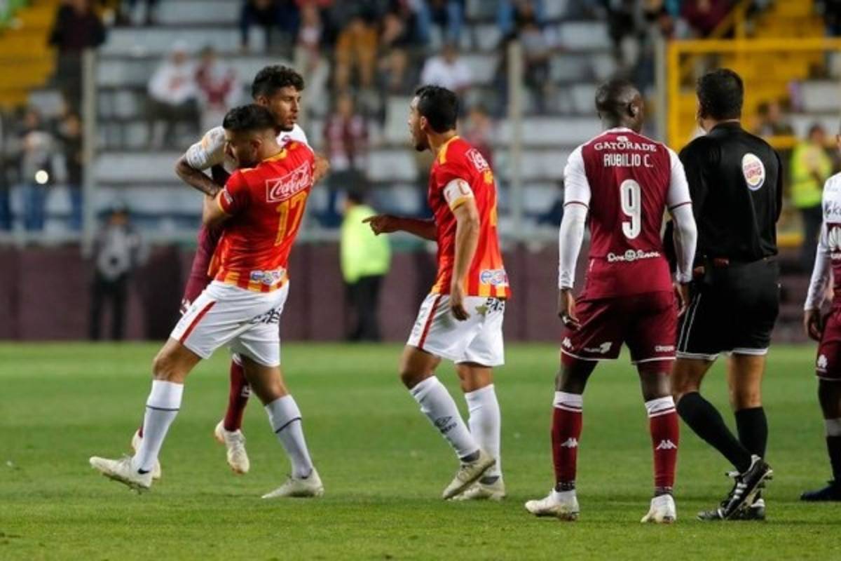 ¡Bochorno! Saprissa-Herediano terminó entre golpes, empujones e insultos