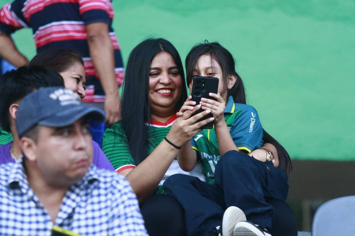 Bellas chicas del Marathón enamoran en el Morazán y la estrella que estará en palco