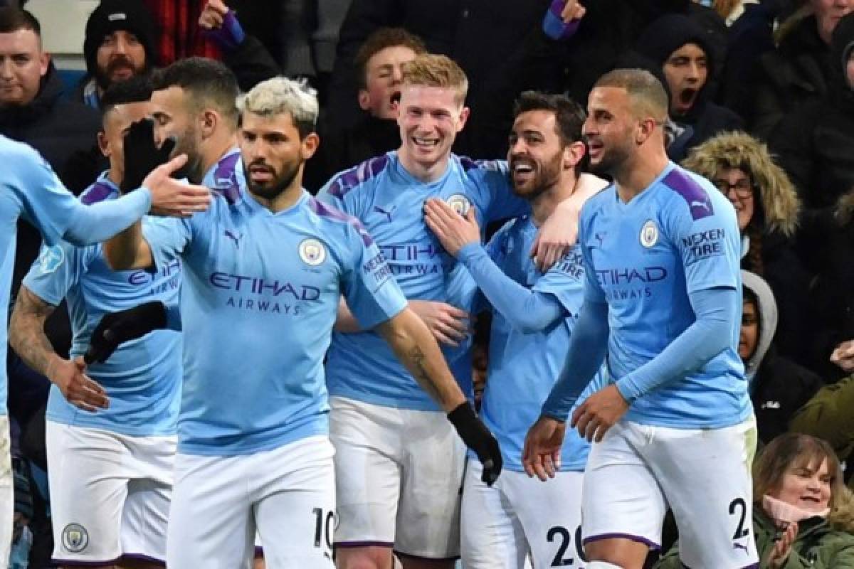 Manchester City's Belgian midfielder Kevin De Bruyne (C) celebrates with teammates after scoring their second goal during the English Premier League football match between Manchester City and West Ham United at the Etihad Stadium in Manchester, north west England, on February 19, 2020. (Photo by Anthony Devlin / AFP) / RESTRICTED TO EDITORIAL USE. No use with unauthorized audio, video, data, fixture lists, club/league logos or 'live' services. Online in-match use limited to 120 images. An additional 40 images may be used in extra time. No video emulation. Social media in-match use limited to 120 images. An additional 40 images may be used in extra time. No use in betting publications, games or single club/league/player publications. /