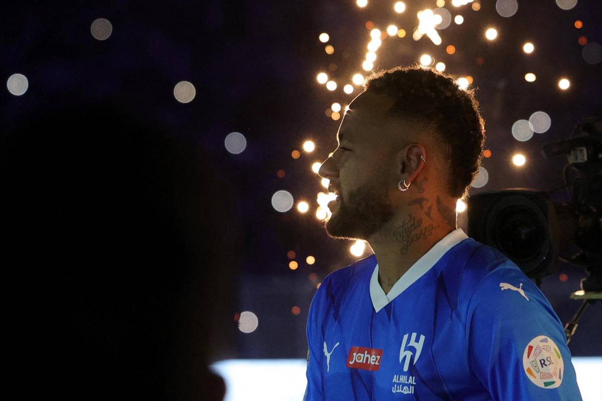 “Llamaron loco a Cristiano”: Neymar fue presentado con el Al-Hilal: Rayos lásers y fuegos artificiales iluminaron el cielo de Riad