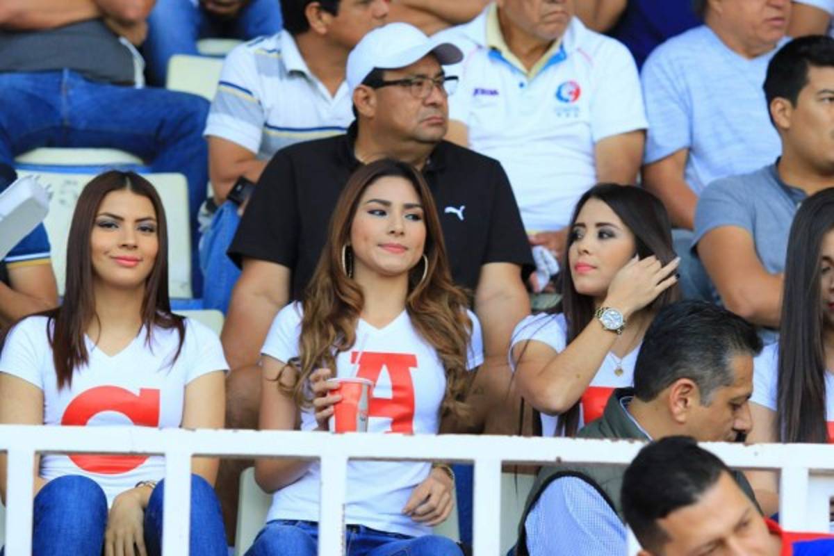 ¡LINDURAS! Los clásicos en Honduras se llenaron de mujeres preciosas