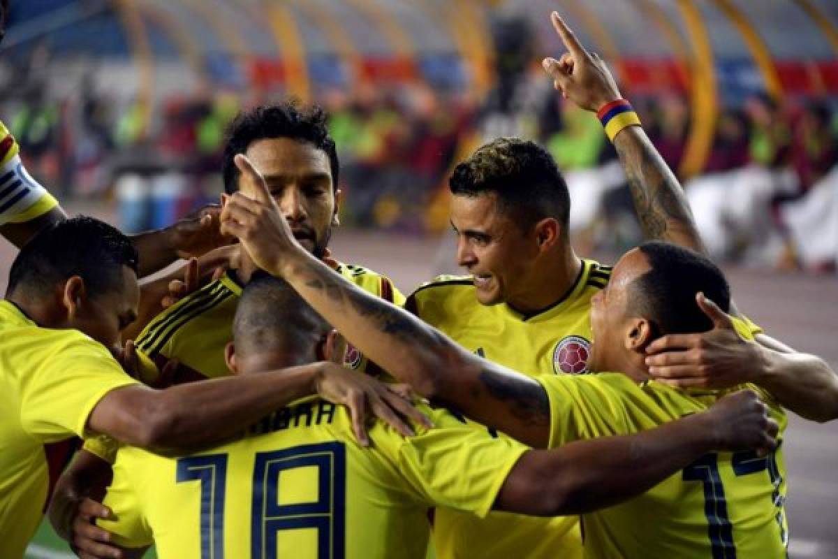 GRAF544. CHONGQING (CHINA), 14/11/2017.- Los jugadores de Colombia celebran la anotación de un gol hoy, martes 14 de noviembre de 2017, durante un partido amistoso entre Colombia y China, que se disputa en Chongqing (China). EFE/Gao Ge