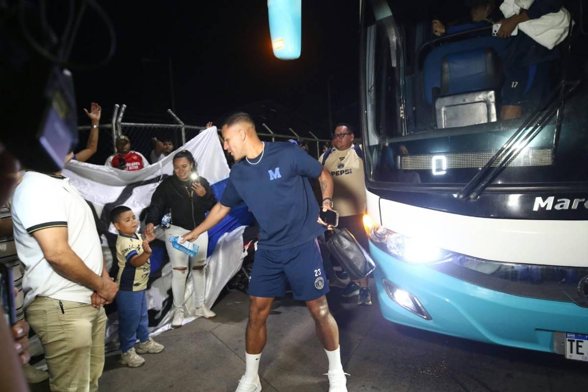 ¡Locura! Afición de Motagua arropa al club con banderazo; niño sorprende a Javier López