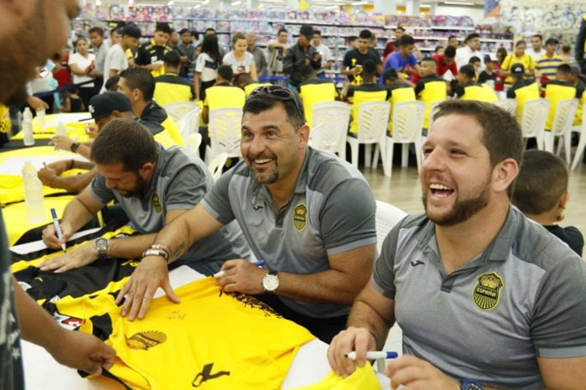 FOTOS: Real España comparte con sus aficionados en la tienda DIUNSA