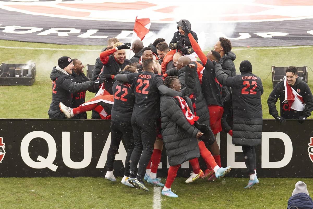 El eufórico festejo de Canadá tras clasificar a un Mundial 36 años después: Lágrimas de Alphonso Davies y locura de la afición