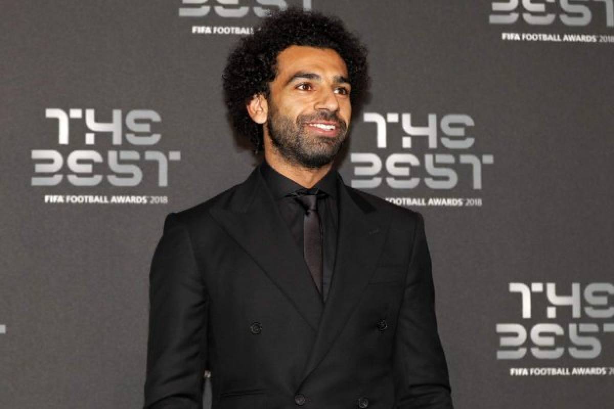 Liverpool and Egypt forward Mohamed Salah poses for a photograph as he arrives for The Best FIFA Football Awards ceremony, on September 24, 2018 in London. / AFP PHOTO / Adrian DENNIS
