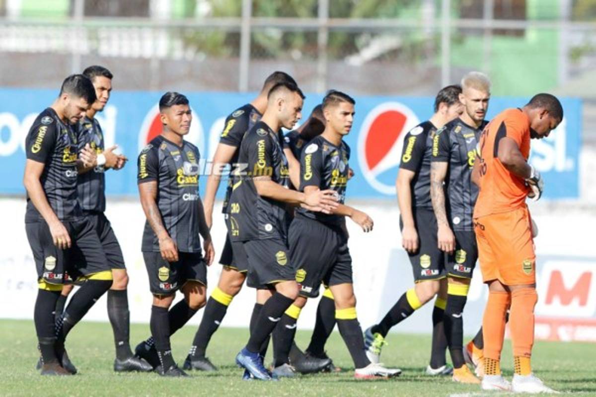 ¡Fusión! Festejo al estilo Dragon Ball, saludos de manos y policía resguardaron el Excélsior