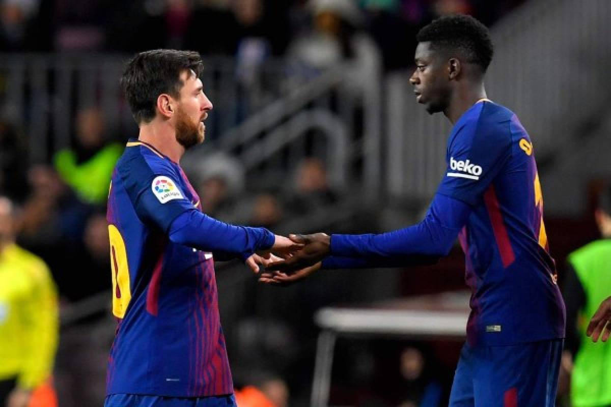 Barcelona's Argentinian forward Lionel Messi (L) is replaced by Barcelona's French forward Ousmane Dembele during the Spanish Copa del Rey (King's Cup) round of 16 second leg football match FC Barcelona vs RC Celta de Vigo at the Camp Nou stadium in Barcelona on January 11, 2018. / AFP PHOTO / LLUIS GENE