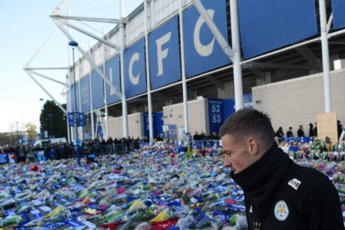 Jugadores del Leicester le rindieron tributo a su presidente en el King Power Stadium