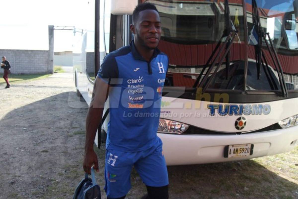 CURIOSAS: El abrazo de Carlo Costly y los que están atrás de Donis Escober