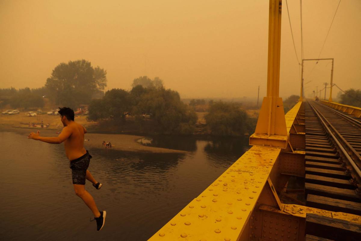 Las impactantes imágenes de los incendios forestales en Chile: 22 fallecidos, 554 heridos y personas escapan de sus casas