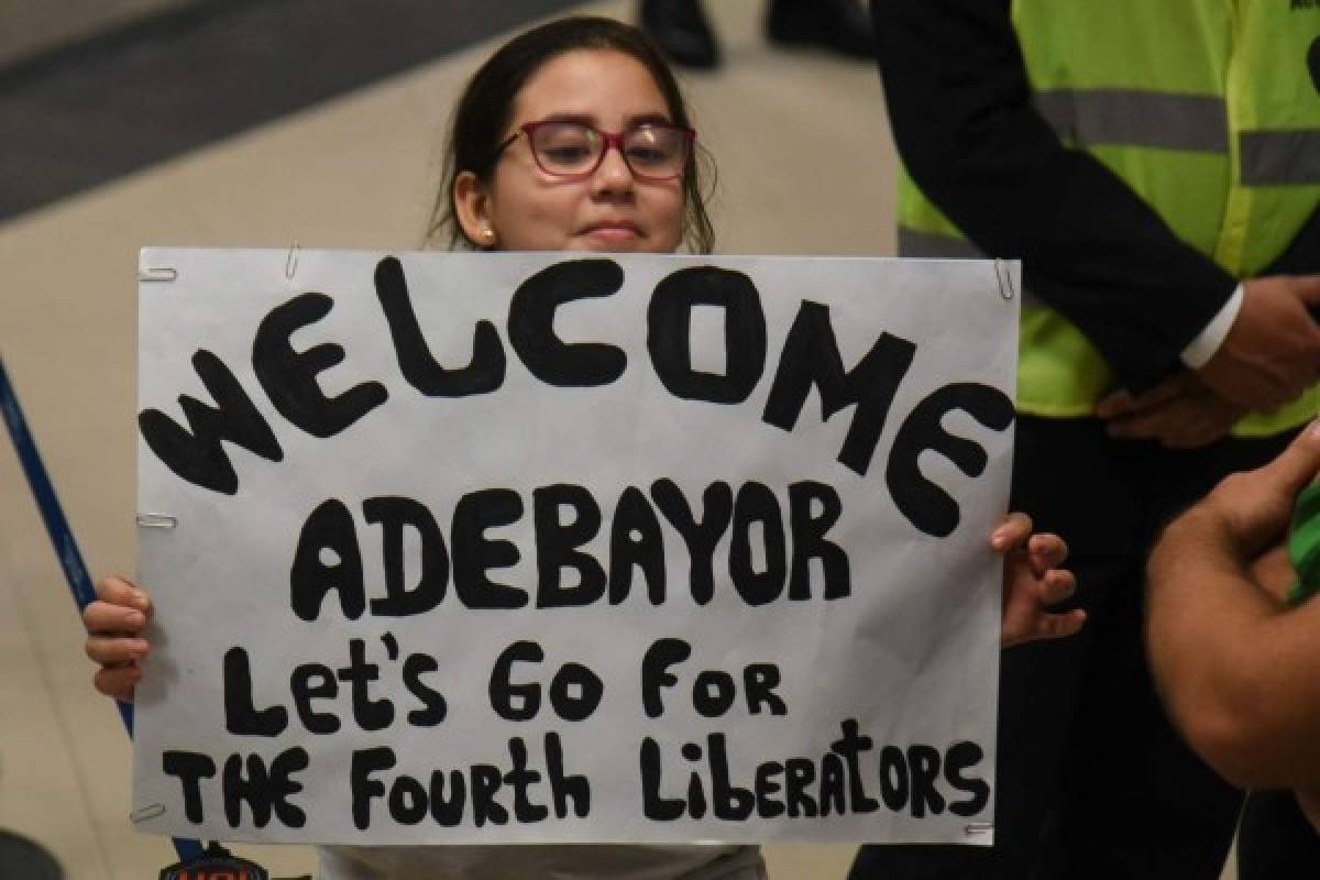 Adebayor llega a Paraguay para ser presentado por Olimpia y desborda locura