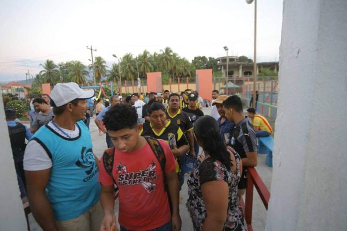 ¡NO SE VIO EN TV! El llenazo en El Progreso y el curioso festejo del' Chino'