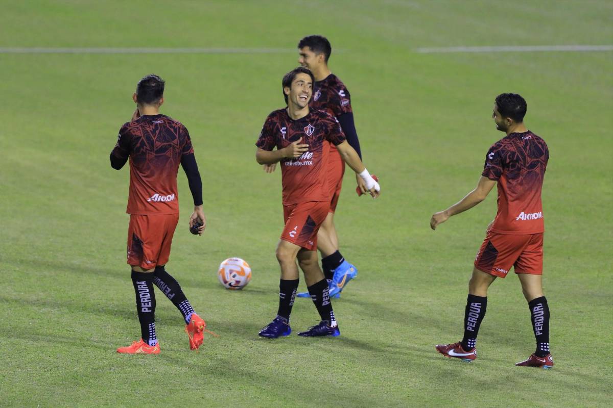 Prensa mexicana y bellas periodistas se apoderan del Olímpico: Atlas, muy sonriente pensando en Olimpia