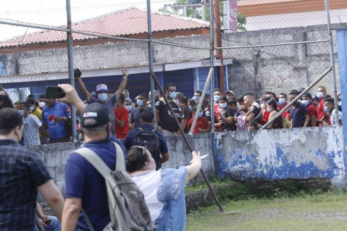 Aficionados irrumpieron en el estadio Sergio Reyes y ocasionaron retraso en el arranque del Savio-Génesis