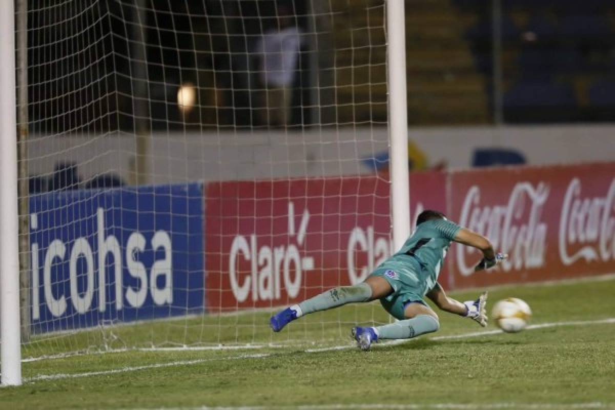 NO SE VIO: Futbolistas oliendo alcohol y pieza del Vida con cinta adhesiva en su camisa