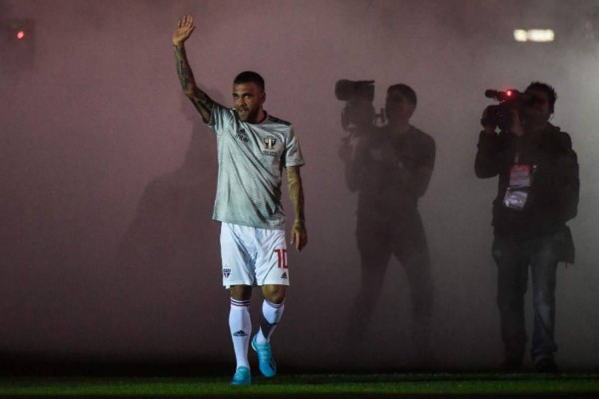 Descalzo, insólito dorsal y fiesta: La épica presentación de Dani Alves con Sao Paulo