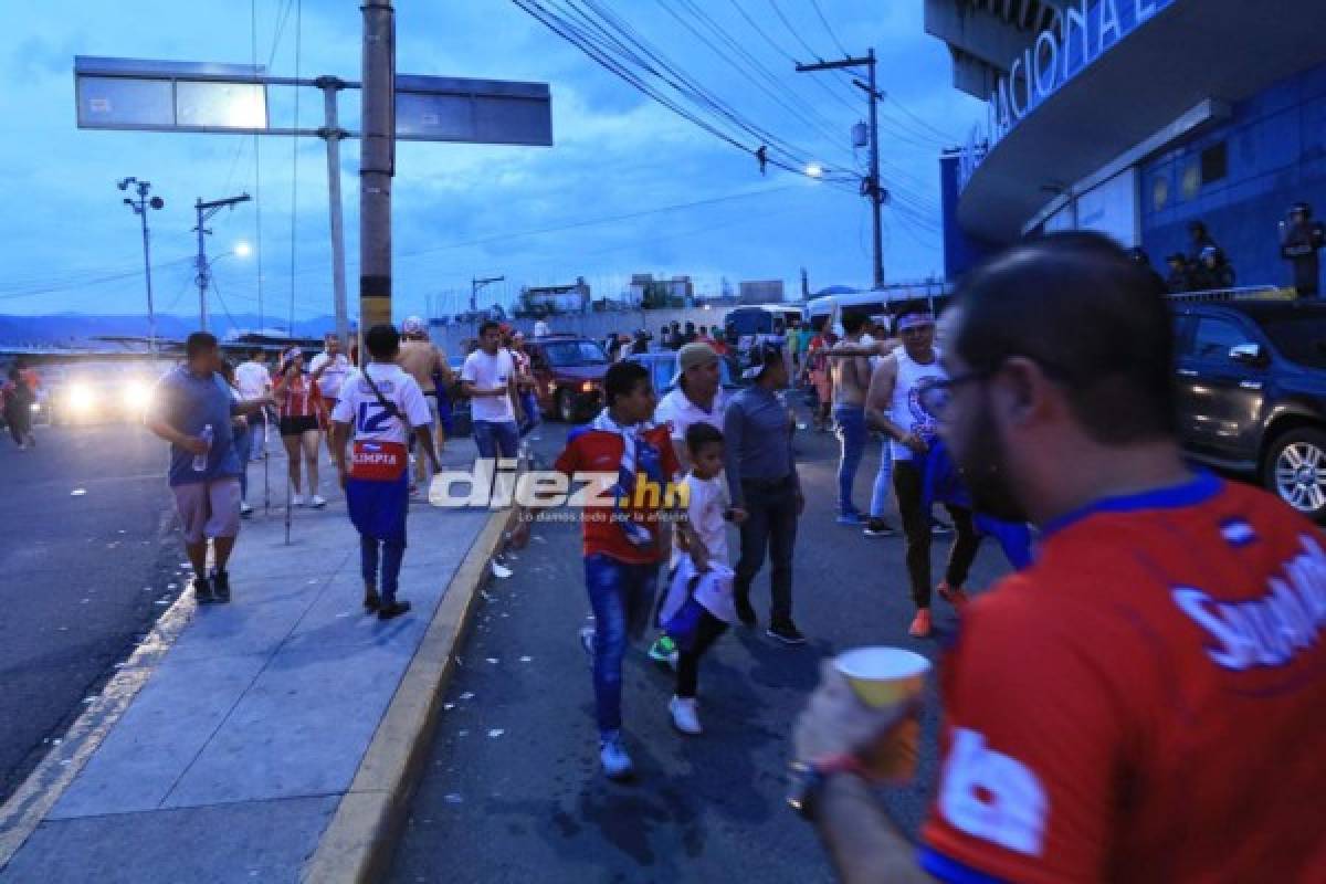 ¡Desmayados, disparos y gas lacrimógeno! El relajo en las afueras del Estadio Nacional