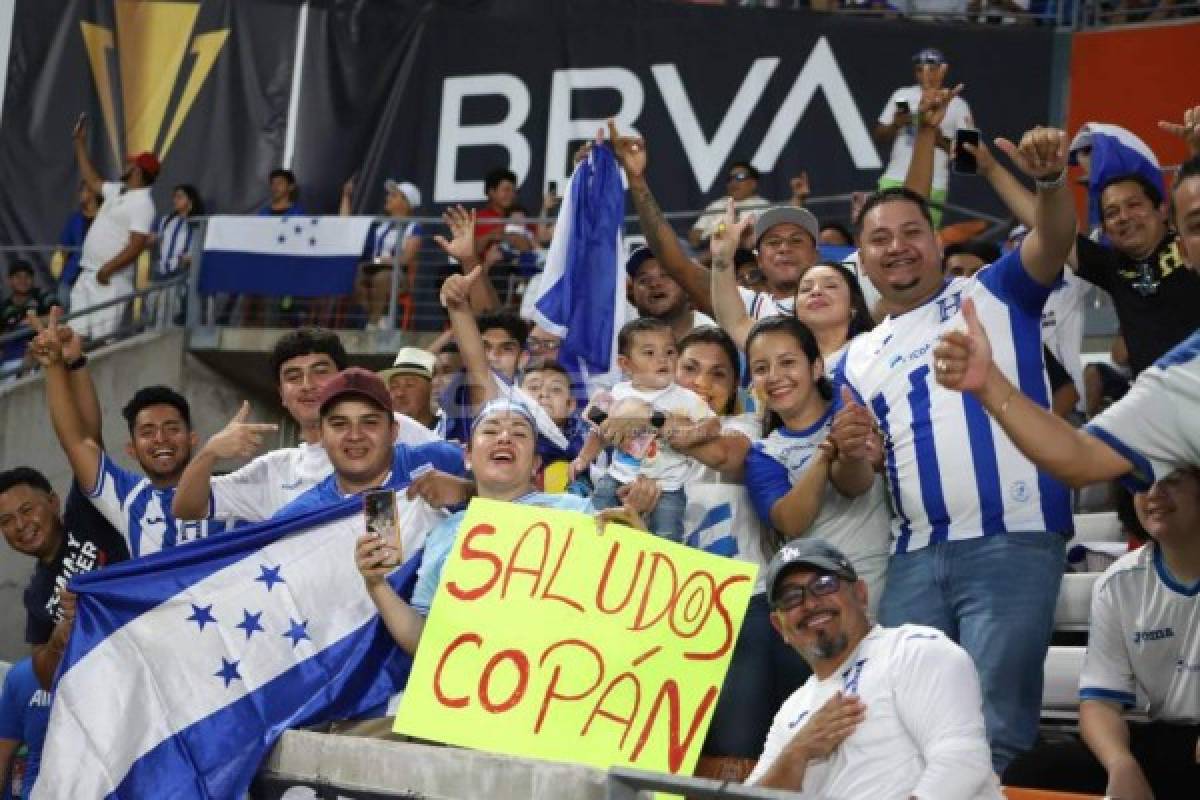 Invasión de hinchas a la cancha, familias reunidas y bellas chicas en el Honduras-Panamá