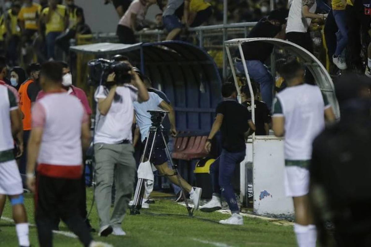 Joven cayó de espaldas al suelo: las otras fotos que no viste del zafarrancho del Real España-Marathón ¡varios policías heridos!