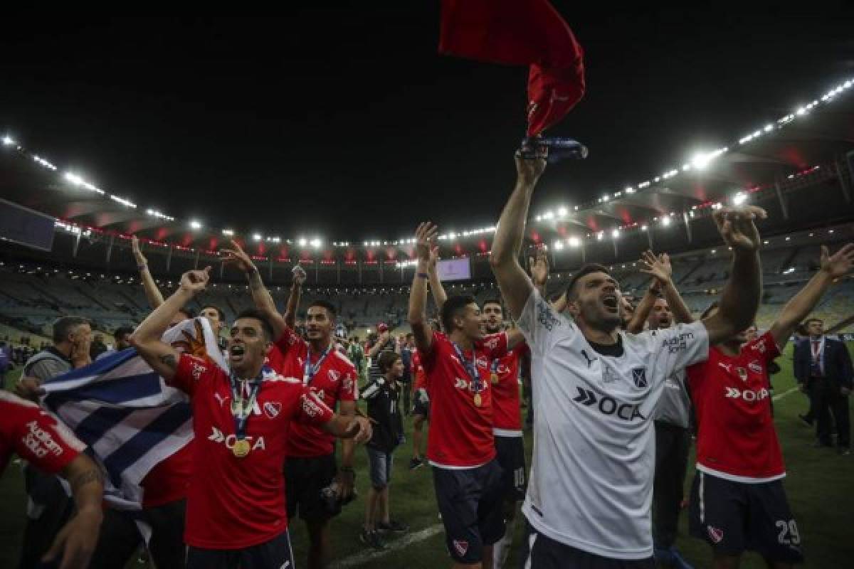 BRA144. RÍO DE JANEIRO (BRASIL), 13/12/2017.- Jugadores de Independiente celebran hoy, miércoles 13 de diciembre de 2017, al ganar la Copa Sudamericana, en la final entre Flamengo de Brasil e Independiente de Argentina, en el estadio Maracaná en Río de Janeiro (Brasil). EFE/Antonio Lacerda