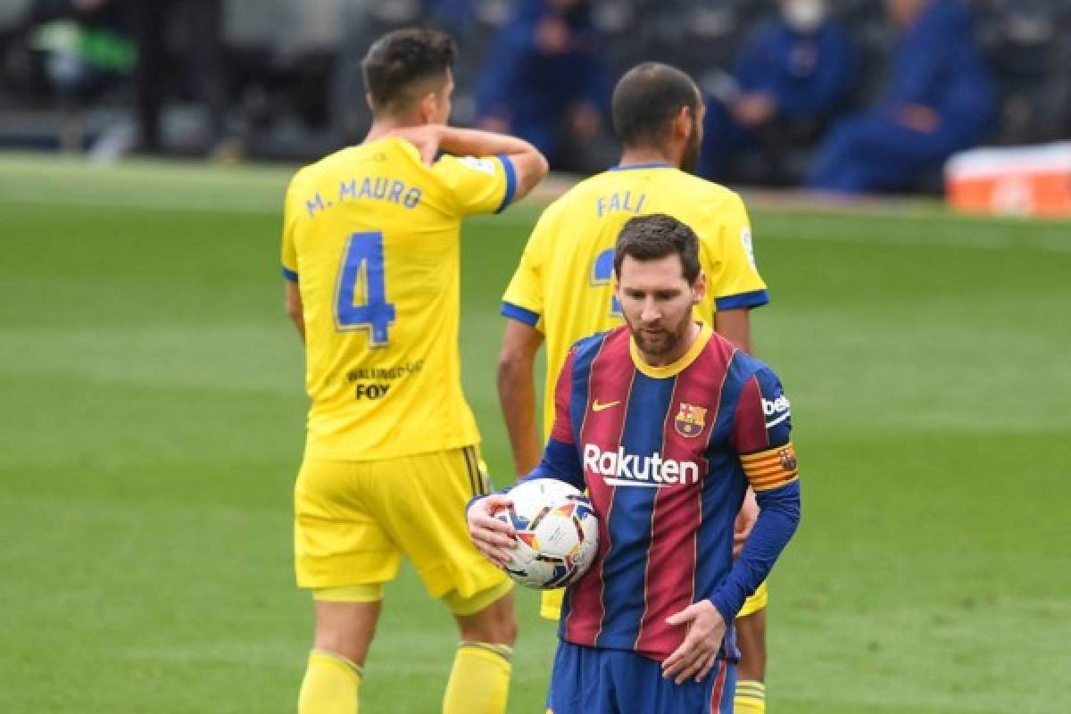 Fotos: Messi frustrado, Choco Lozano festejando con jugadores del Cádiz y tapada de Ledesma