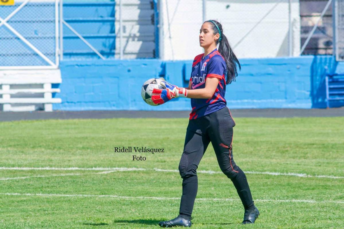 ¿Quién es? Futbolista hondureña se graduó de la UNAH y al día siguiente jugó con la Selección en otro país