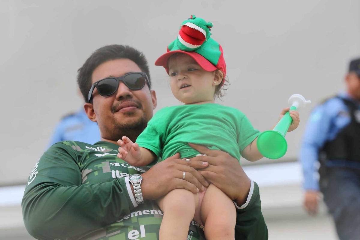 FOTOS: Aficionados de Marathón viajan a Comayagua y pintan de verde las semifinales ante Génesis