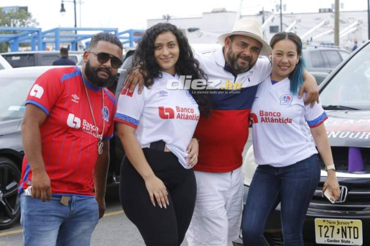 ¡Belleza y colorido! Ambientazo catracho en las afueras del Red Bull Arena para el Olimpia vs. Motagua