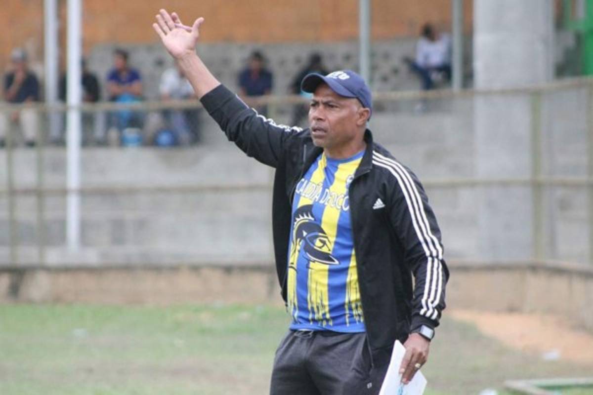 Siete futbolistas y dos DT: Los legionarios hondureños que siguen jugando pese al coronavirus