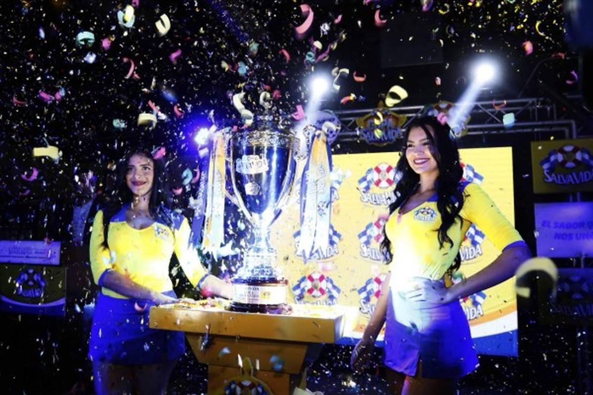 ¡LINDAS! Las espectaculares chicas que custodian la Copa Salva Vida