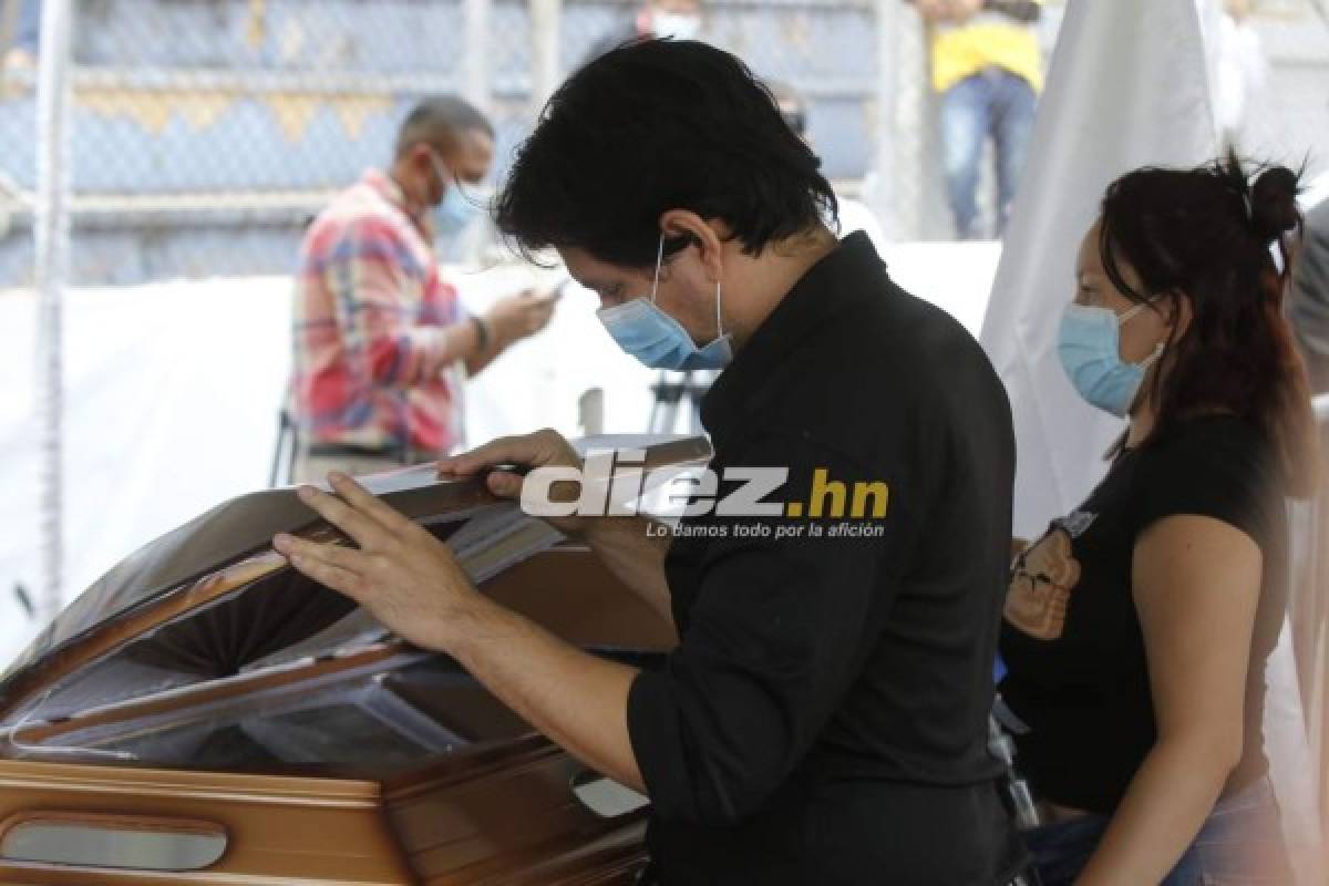 Llanto y consternación en el último adiós de Chelato Uclés en el estadio Nacional de Tegucigalpa