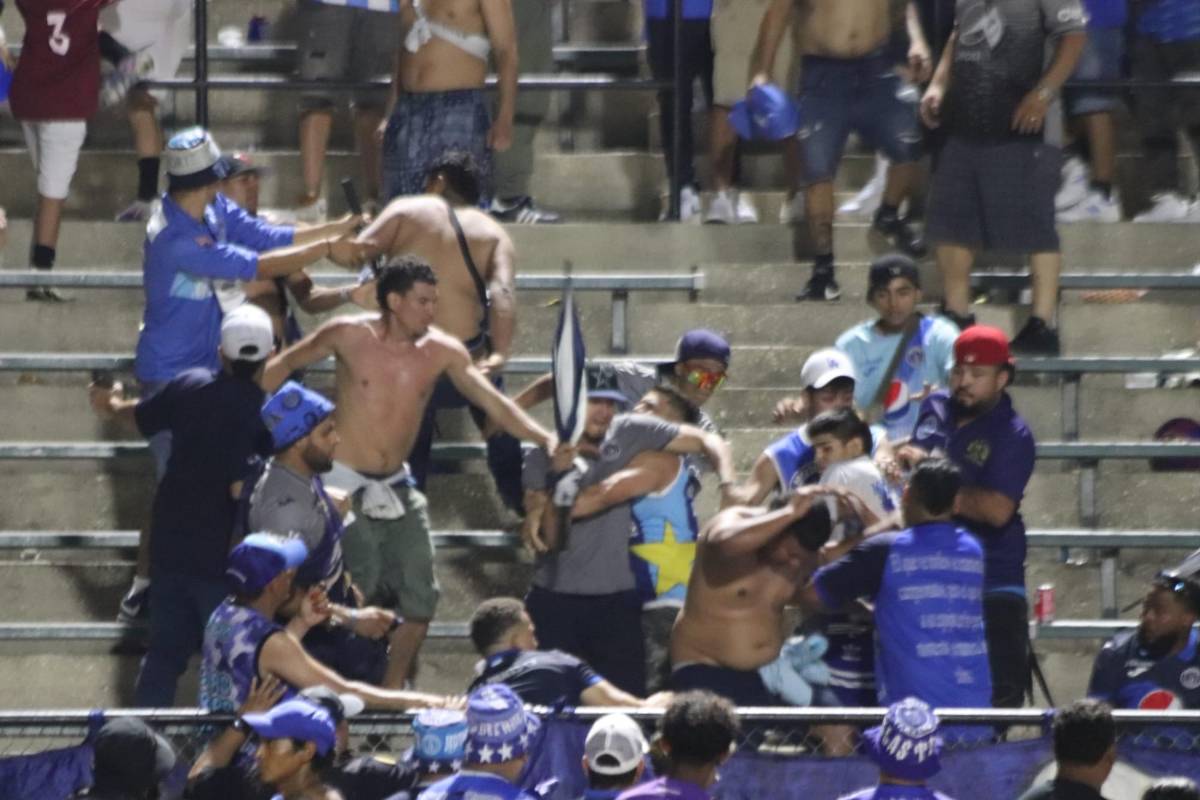 ¡Batalla campal entre aficionados del Motagua en amistoso en USA! La razón de los golpes y la policía intervino