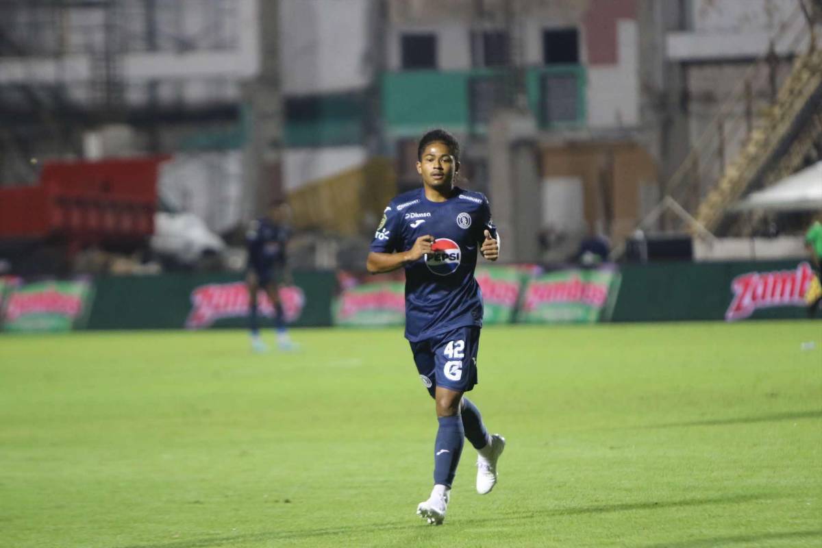 Doble récord y los besos de Auzmendi en su hat-trick y emotivo debut en el Motagua, ¿quién es el niño que brilló?