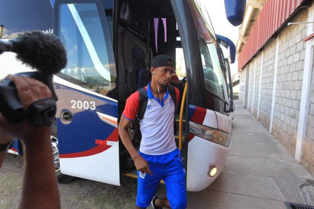 Pese al coronavirus, 120 policías llegan al Carlos Miranda sin protección; silencio total en el Motagua-Olimpia