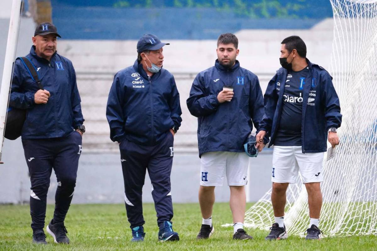 Hernán ‘Bolillo’ Gómez junto a su cuerpo técnico en uno de los entrenamientos con Honduras.