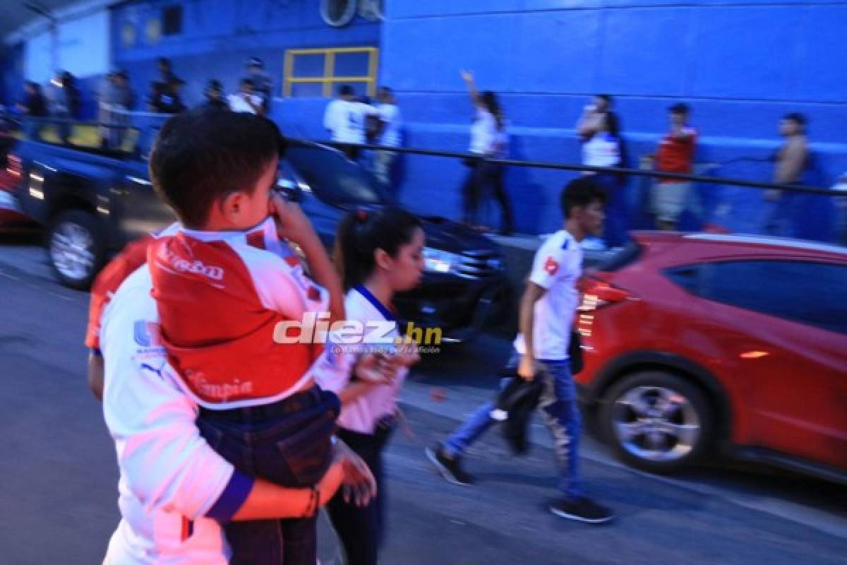 ¡Desmayados, disparos y gas lacrimógeno! El relajo en las afueras del Estadio Nacional