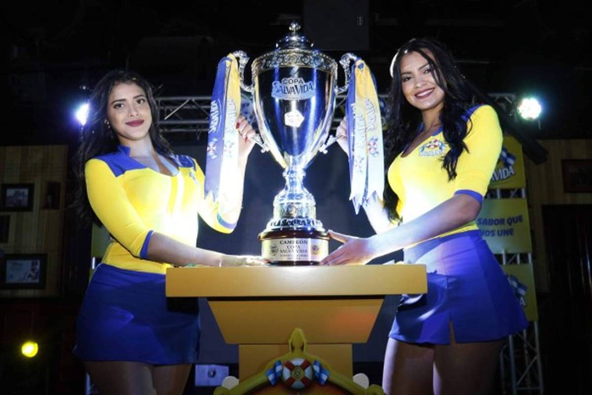 ¡LINDAS! Las espectaculares chicas que custodian la Copa Salva Vida