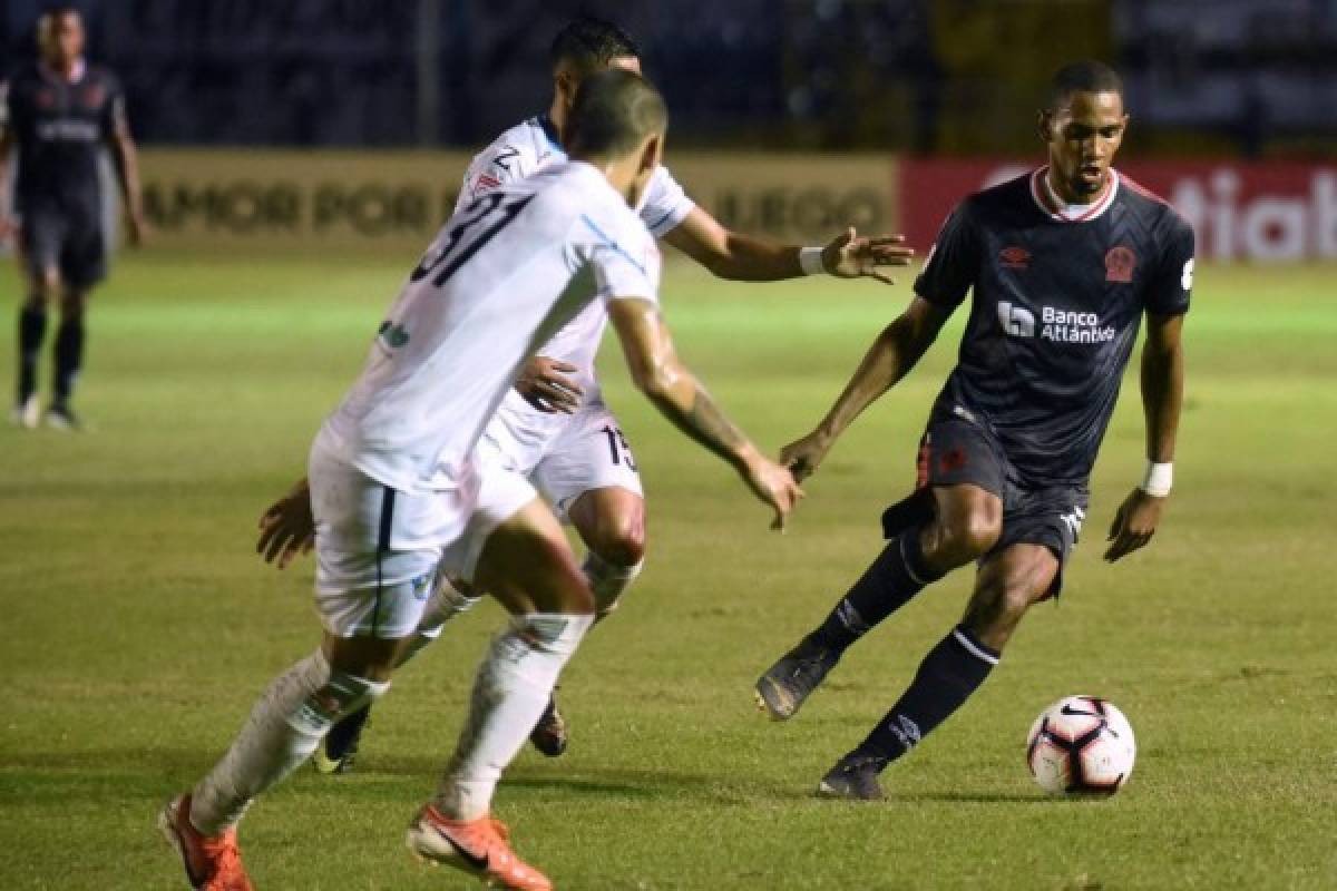 Honduras' Olimpia Jerry Bengtson (R) vies for the ball with Guatemala's Comunicaciones Jorge Vargas (C) and Stheven Robles during a Concacaf League football match between Guatemala's Comunicaciones and Honduras' Olimpia in Guatemala City, on October 3, 2019. (Photo by Johan ORDONEZ / AFP)