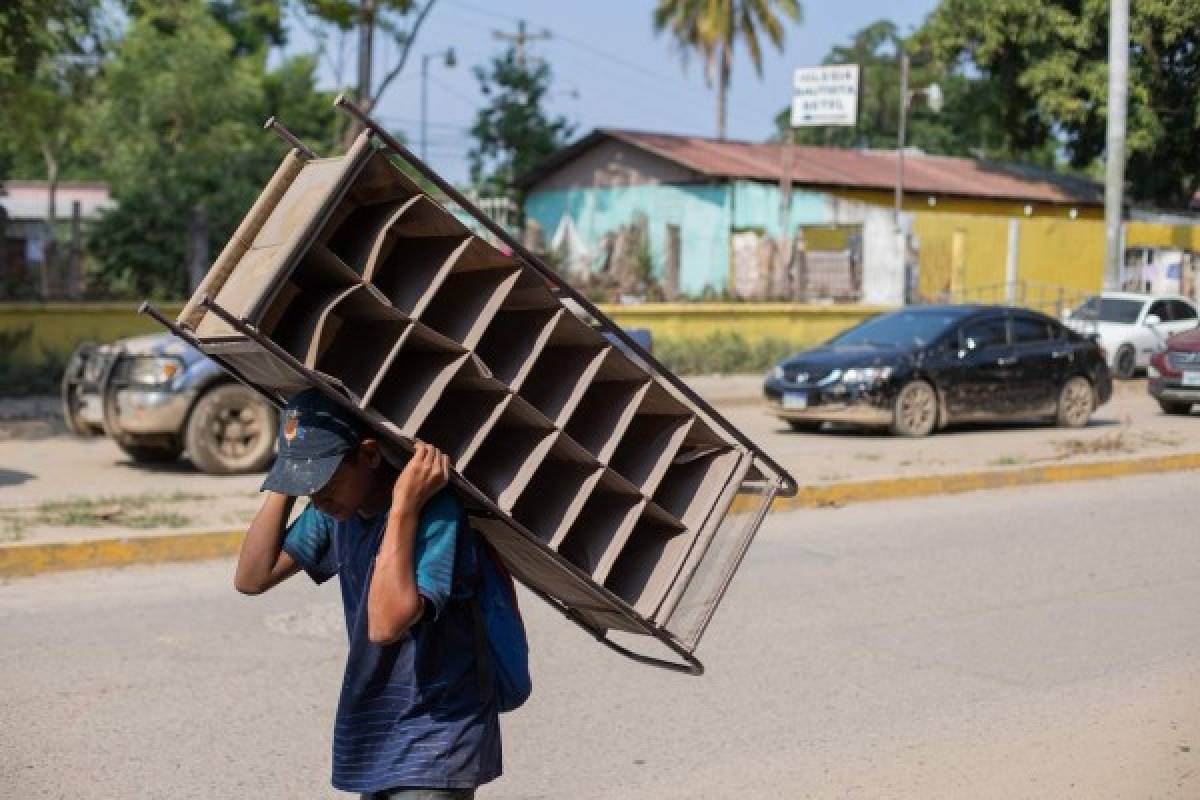 Ciudadanos de La Lima evacúan la ciudad ante llegada del huracán Iota este lunes