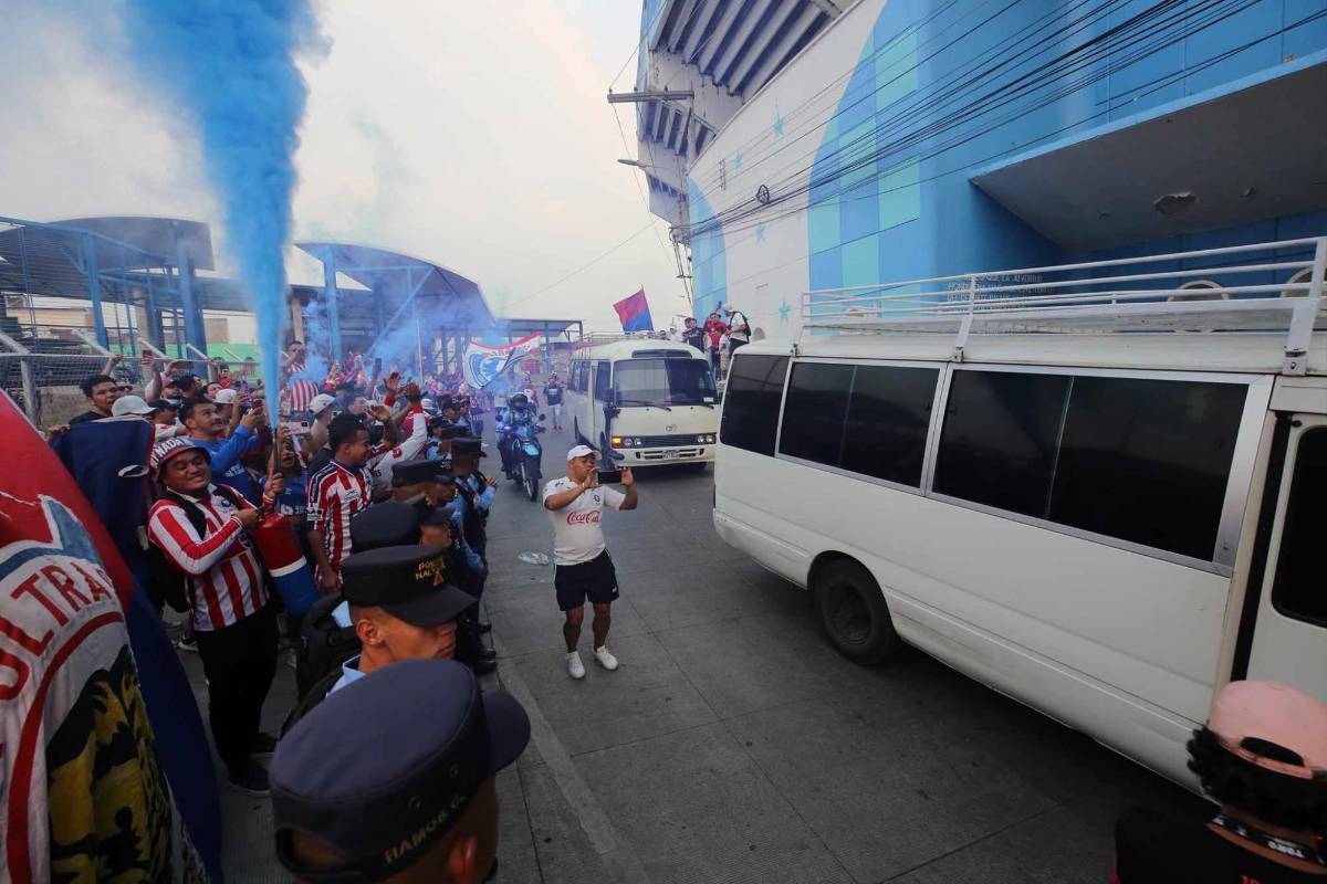 Hasta el Chelito se unió: La épica entrada del Olimpia al Nacional y la fiesta que montó la Ultra Fiel en el Chelato Uclés