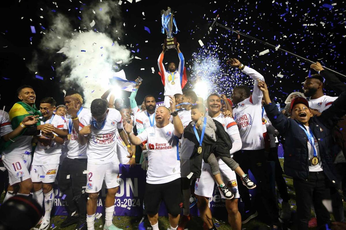 FOTOS: El que se robó el show en el festejo de Olimpia, el beso de Beckeles, legionarios presentes e invasión de cancha