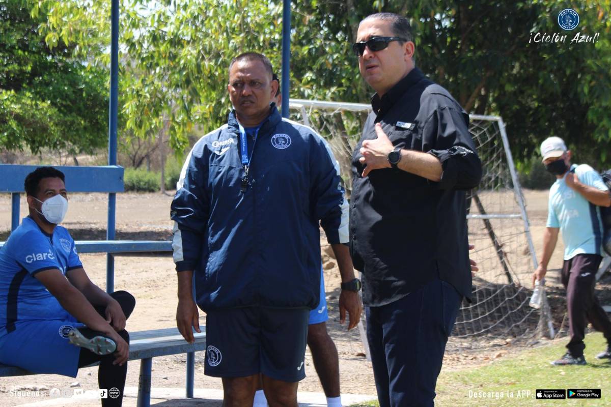 Visitas especiales: Plantilla de Motagua vive una inusual práctica con la presencia del Bolillo Gómez y la de sus máximos dirigentes