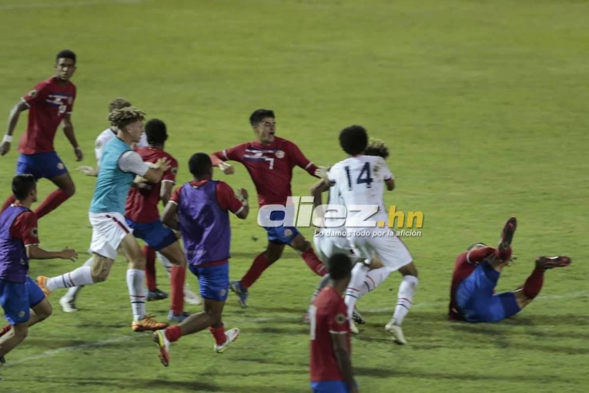 El lente de DIEZ captó este momento en la pelea de los futbolistas de Costa Rica contra los estadounidenses. Foto: Neptalí Romero.