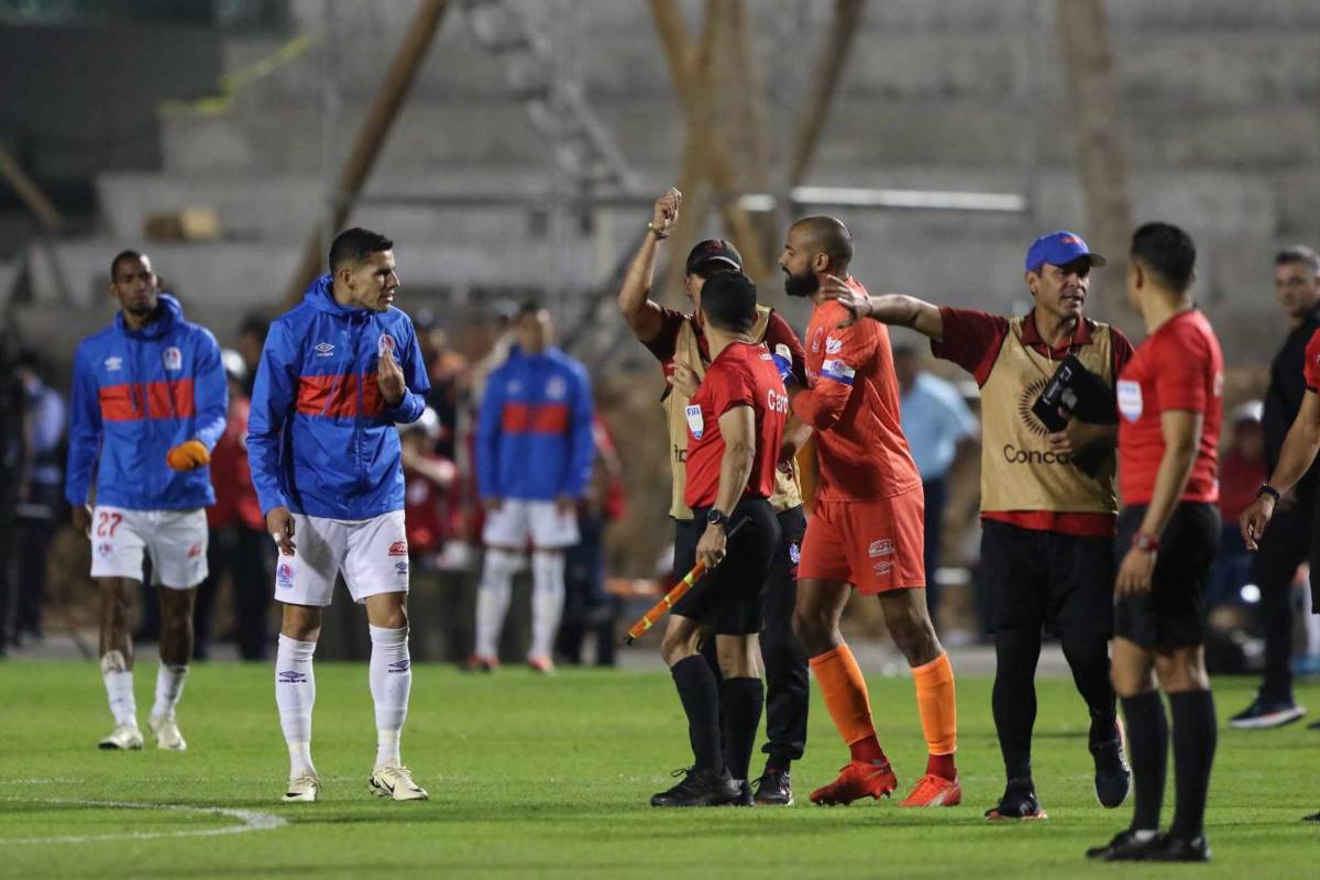El adiós de Pedro Troglio con Olimpia: homenajeado, lo vivió con intensidad y quedó al borde de las lágrimas