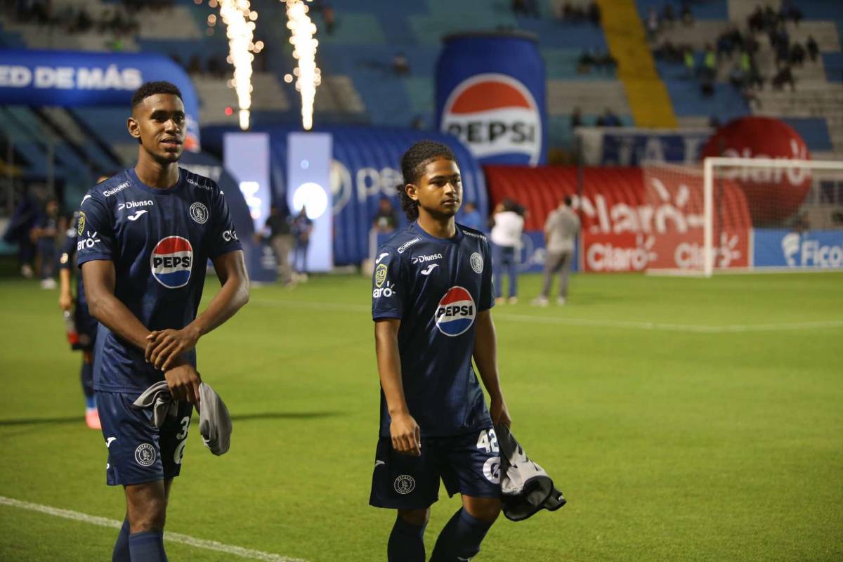 Doble récord y los besos de Auzmendi en su hat-trick y emotivo debut en el Motagua, ¿quién es el niño que brilló?