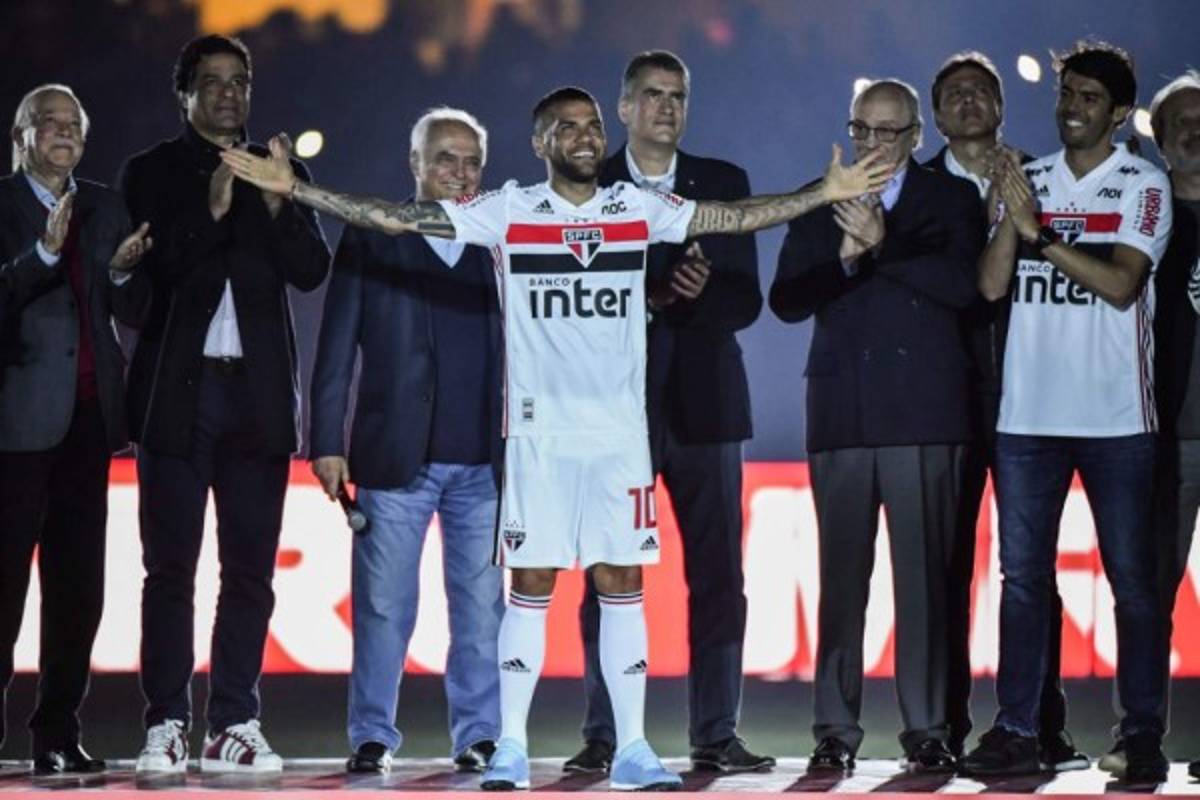 Descalzo, insólito dorsal y fiesta: La épica presentación de Dani Alves con Sao Paulo