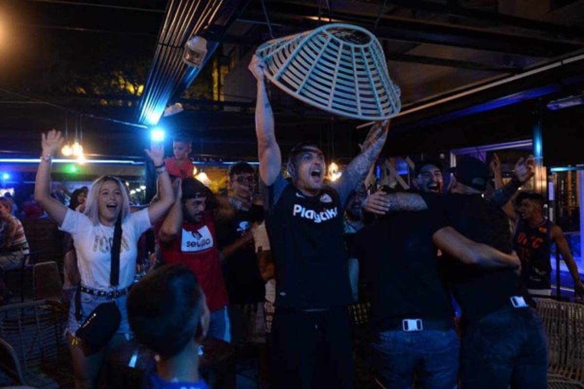 Llanto por un lado y alegría por otro: Lo que no viste de la celebración del Sevilla en la UEFA Europa League